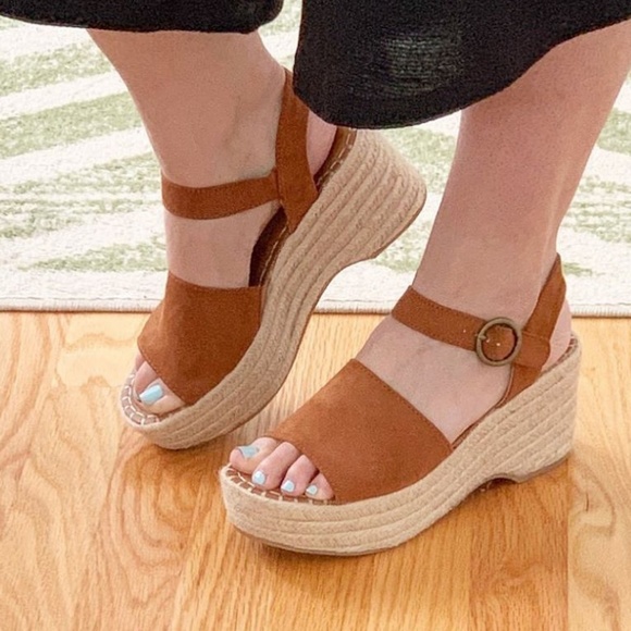 Universal Thread Shoes - NWT Two piece wedge Casual 6.5/8